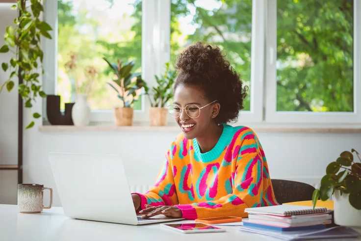 Responsable CRM e-commerce analysant ses performances lors d'un audit CRM