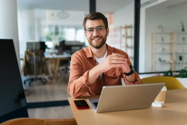 Un expert CRM Flows au travail sur un compte Brevo