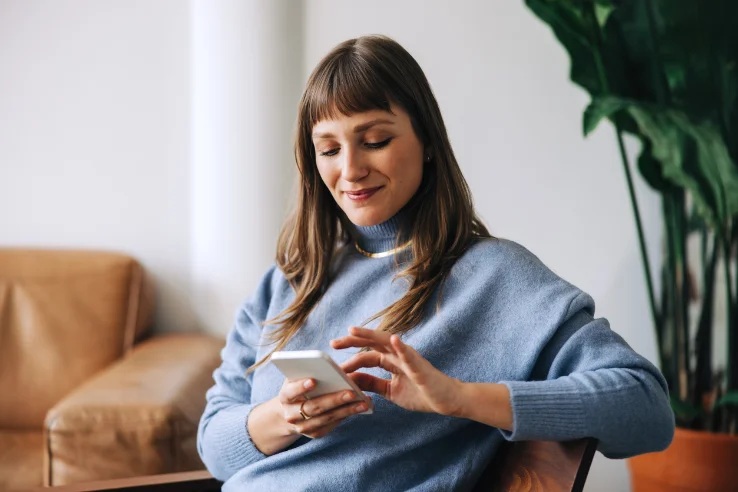 Cliente recevant une campagne WhatsApp Business sur son mobile