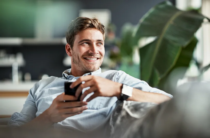 Client recevant un message automatisé post-achat sur son mobile