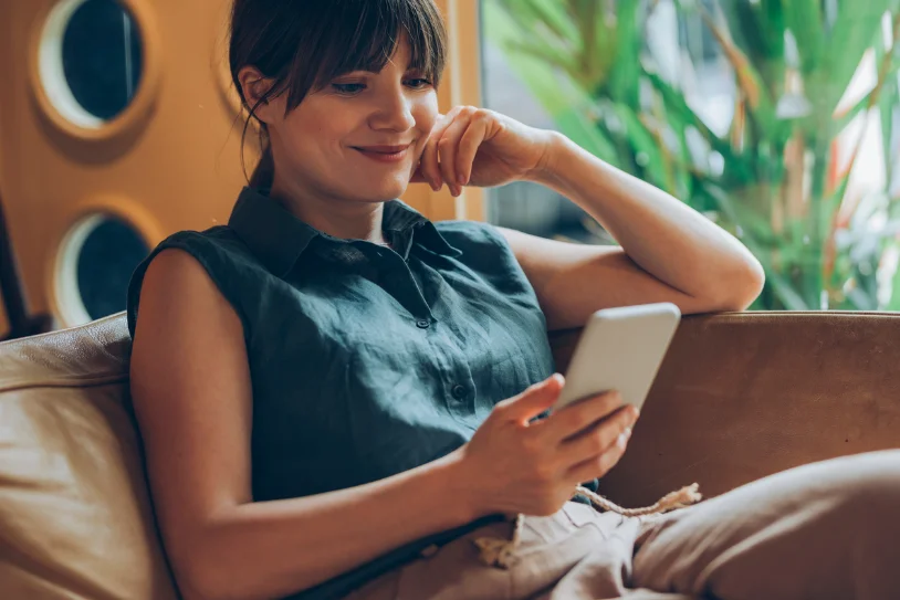 Cliente lisant une newsletter e-commerce sur son mobile